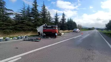 Afyonkarahisar'da Kamyonet Devrildi, Peynirler Ziyan Oldu