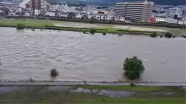 Japonyada nehirdeki set çöktü ev ve araçlar sular altında kaldı