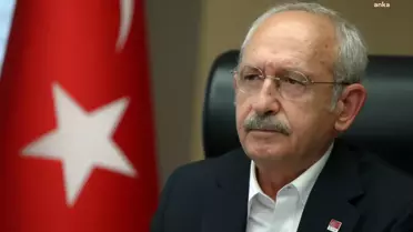 Sakarya'da Kılıçdaroğlu'nun Olduğu Seçim Otobüsüne, 15-17 Yaşlarında Bir Çocuk Tarafından Taş Atıldı.