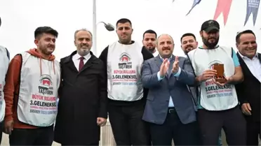 Bakan Varank'ın startını verdiği yarışmada 7 dakikada 7 pide yiyen vatandaş, 5 çeyrek altın kazandı