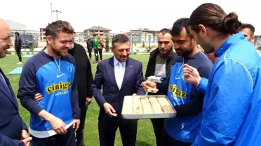 MHP Kütahya Milletvekili Ahmet Erbaş, Belediye Kütahyasporlu Futbolcuları Ziyaret Etti