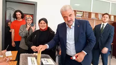 AK Parti İstanbul İl Başkanı Osman Nuri Kabaktepe oy kullanmak için Başakşehir'e gitti