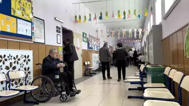 91 yaşındaki vatandaş oy kullanmak için okula geldi