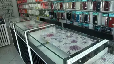 Arnavutköy'de Telefoncu Dükkanı Soyuldu, Hırsızlar Kaçarken Esnafın Üzerine Arabayla Sürdü