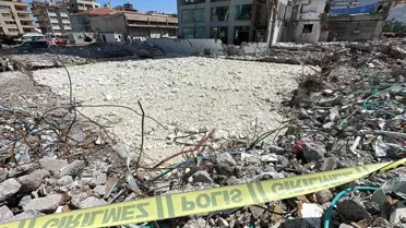 İskenderun'da depremde yıkılan binada erkek cesedi bulundu