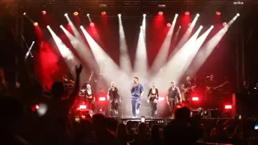 Akhisar Belediyesi'nin düzenlediği Çağlak Festivali Edis konseri ile sona erdi