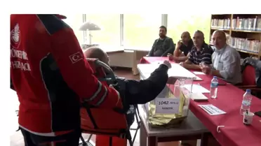 Ameliyatla ayağı kesilen vatandaş tekerlekli sandalyeyle oy kullanmaya geldi