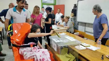 Kalça kemiği kırılan kadın, ambulansla getirilerek oy kullandı