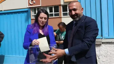 Oy kullanmaya giden kadına, sevgilisinden evlilik teklifi sürprizi