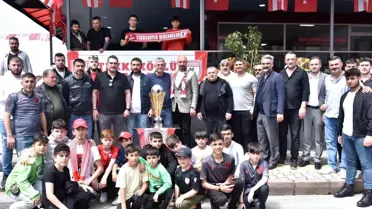 Samsunspor'un şampiyonluk kupası Tekkeköy'de meşalelerle karşılandı