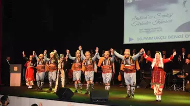 Balıkesir Büyükşehir Belediyesi Türk Halk Müziği Korosu Atatürk'ün Sevdiği Türküler Konseri'ni Gerçekleştirdi