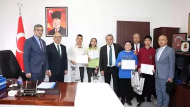 Bilecik'te Kazanım Değerlendirme Sınavı'nda il şampiyonu olan öğrenciler ödüllendirildi