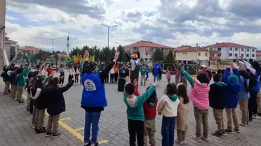 Erzincan'da Gençlik Merkezi gönüllüleri minik öğrencileri palyaço kostümüyle eğlendirdi