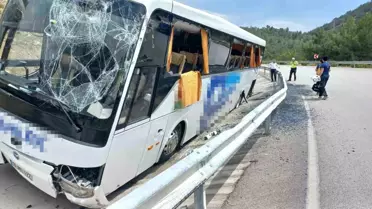 Göcek'te Otobüs Kaza Yaptı: Refüjdeki Kanala Düştü