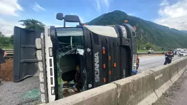 Sakarya'da Toprak Yüklü Kamyon Devrildi: Yaralı Sürücü Sigarasını Yakarak Çıktı