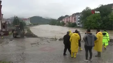 Kastamonu'da selde mahsur kalan vatandaşlar masaların üzerine çıkarak korundu