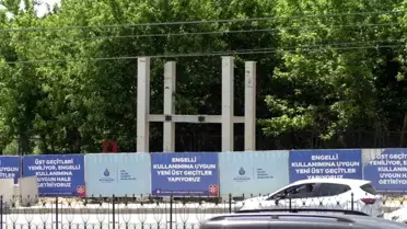 Sultangazi'de yıkılan üst geçidin yenilenmesi gecikince esnaf tepki gösterdi