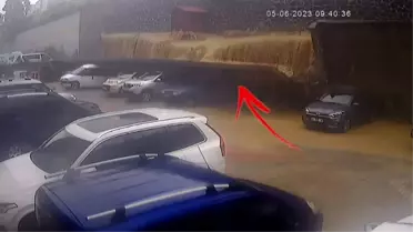 Samsun'da sel suları istinat duvarını yıktı: 5 araç hurdaya döndü