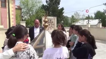 Şehit Kadınlar İffet Anıtı'na yapılan kültür gezisinde minik Elif Naz gözyaşlarına boğuldu