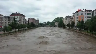 Terme Çayı taştı, sel suları pazar yerini 2 metre havaya kaldırdı