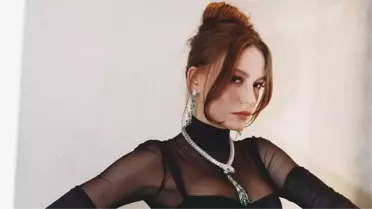 Tatil sezonunu açan oyuncu Serenay Sarıkaya'dan bikinili poz geldi, fiziği görenleri büyüledi