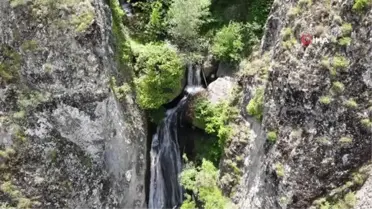 Tokat'ta doğaseverlerin ilgi odağı: Şelale üzerine yapılan köprü yolculuk yapanların uğrak noktası oldu