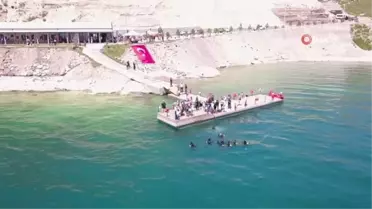 Van Gölü'nün dibinden çuvallarla çöp çıkarıldı