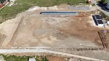 Çerkezköy Belediyesi Başkanı Vahap Akay, Kızılpınar Namık Kemal Mahallesi'nde yapımı devam eden futbol sahasını inceledi