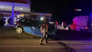 Edirne'de kafa kafaya çarpışan iki otomobilde 3 kişi yaralandı