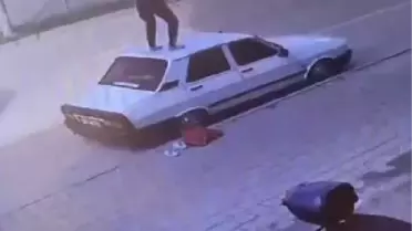 Adana'da genç kadın park halindeki aracın tavanında dans etti