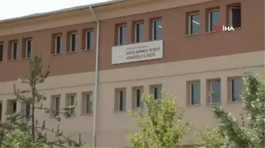 Velilerden Sınav Günü Okulun Önüne Kurulan Semt Pazarına Tepki