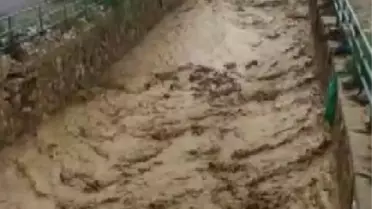 Niğde'de Şiddetli Yağış Sonrası Sel: Ev ve Bahçeler Zarar Gördü