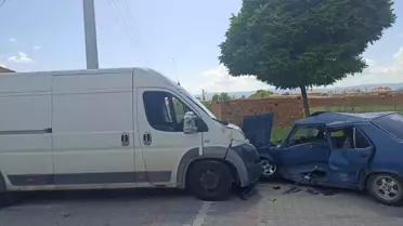 Afyonkarahisar'da 12 Yaşındaki Çocuğun Kullandığı Otomobil İle Kamyonet Çarpıştı: 5 Yaralı