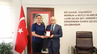 Çengelköy Voleybol Takımı, Burhaniye Belediye Başkanı'na Onursal Başkanlık plaketi takdim etti