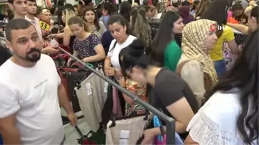 Adanalı Kadınlar İndirimli Ürünler İçin Mağaza Açılışında Yarıştı