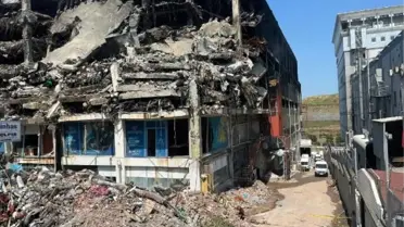 Başakşehir'deki Fabrikada Yangın Sonrası Yıkım Yapıldı