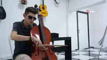Otizmli ve görme engelli genç başarı basamaklarını müzikle tırmandı