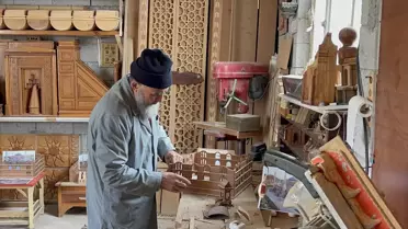 Marangoz ustası Ayasofya-ı Kebir Cami-i Şerifi'nin maketini yapıyor
