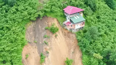 Trabzon Yomra'da sağanak sonrası heyelan: 3 ev tehlikede