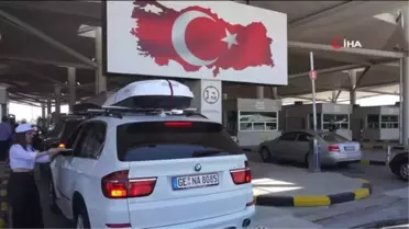 Kapıkule'de Gurbetçi Yoğunluğu: Memleket Hasretiyle Yola Çıkanlar Türk Bayrağına Duygulanıyor