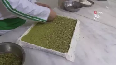 Konya'da Taş Fırında Pişen Bayramlık Baklavalar Tezgahta