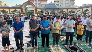 Depremlerden etkilenen illerde bayram namazı kılındı