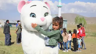 Kızılay Gönüllüleri Van'ın Muradiye ilçesinde çocukları eğlendirdi