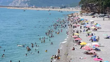 Antalya'da Kurban Bayramı'nda Tatilciler Sahillerde Yoğunluk Oluşturdu