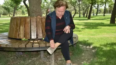 Emekli Öğretmen Özel Tasarım Ayakkabıyla Rahatça Dışarıya Çıkabiliyor