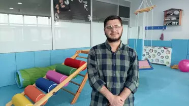 Otizmi aşan genç, diğer otizmli bireylere moral veriyor