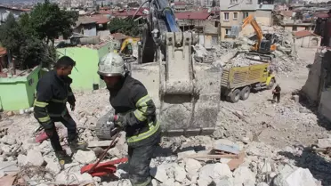 Antakya'da deprem enkazı bulunan evde yangın çıktı