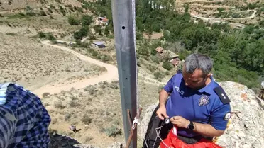 Darende İlçe Emniyet Müdürü Sinan Atıcı, sarp kayalıklara tırmanarak Türk bayrağını yeniledi