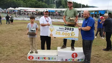Artvin'de düzenlenen Kafkasör Kültür, Turizm ve Sanat Festivali'nde boğa güreşleri büyük ilgi gördü
