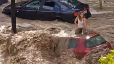 İspanya'yı sel vurdu, mahsur kalan kişi aracın üzerinde yardım bekledi
